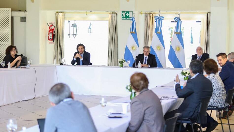 Alberto Fernández y el comité de expertos médicos y científicos