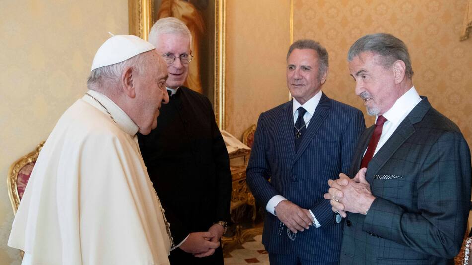 Papa Francisco junto a Sylvester Stallone en el Vaticano. Foto: REUTERS.