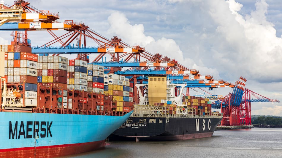 Barcos, contenedores, océano, contaminación. Foto Unsplash.
