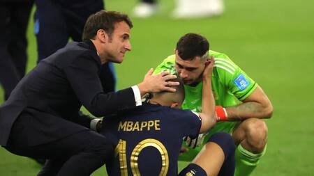 Kylian Mbappé y Dibu Martínez. Foto: EFE