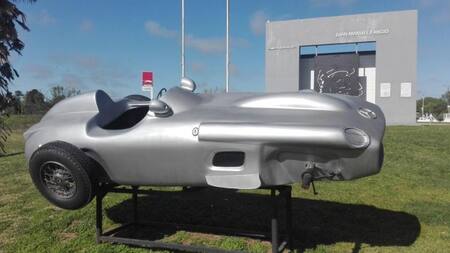 La "Flecha de Plata" sufrió el robo de dos de sus dos ruedas. Foto: NA.