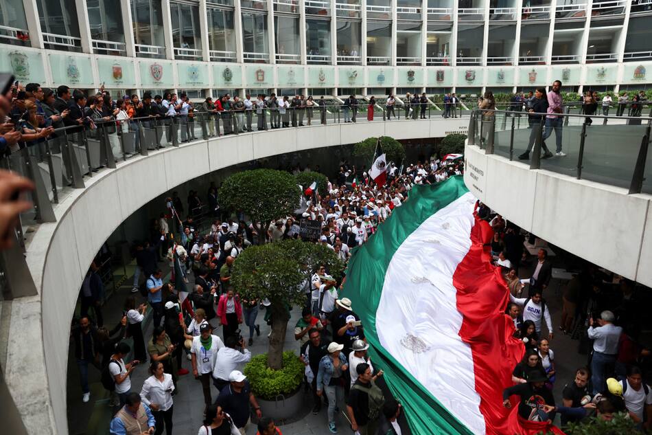 Manifestantes tomaron el Senado de México en pleno debate por la reforma judicial. Foto: REUTERS.