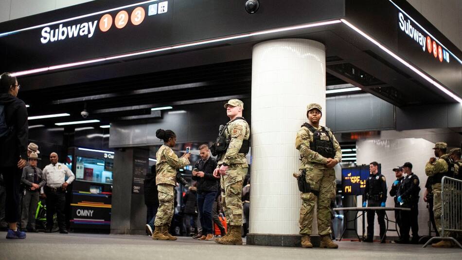 Controles policiales en los subtes de Nueva York, Estados Unidos. Foto: Reuters.