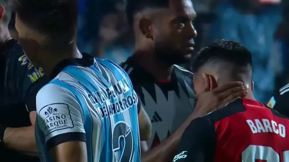 Disputa entre Borja y Barco por el penal ante Atlético Tucumán. Foto: Captura de video
