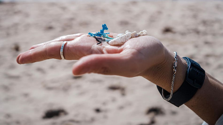 Microplásticos recogidos durante una jornada de limpieza en la Isla de Pascua. EFE.