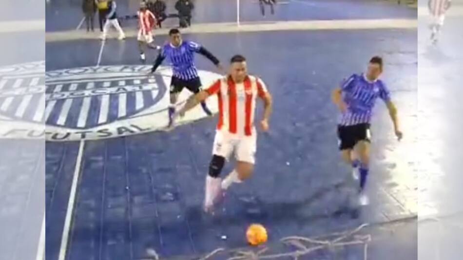 Brutal codazo en un partido de futsal en Mendoza. Foto: Captura de video.