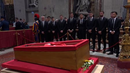 Futbolistas de la Roma en el último adiós al Papa Francisco.