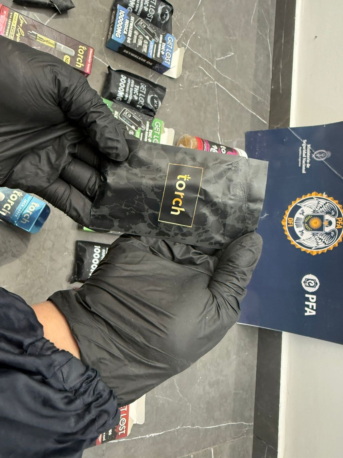 Operativo contra la venta ilegal de productos de vapeo con THC y nicotina.