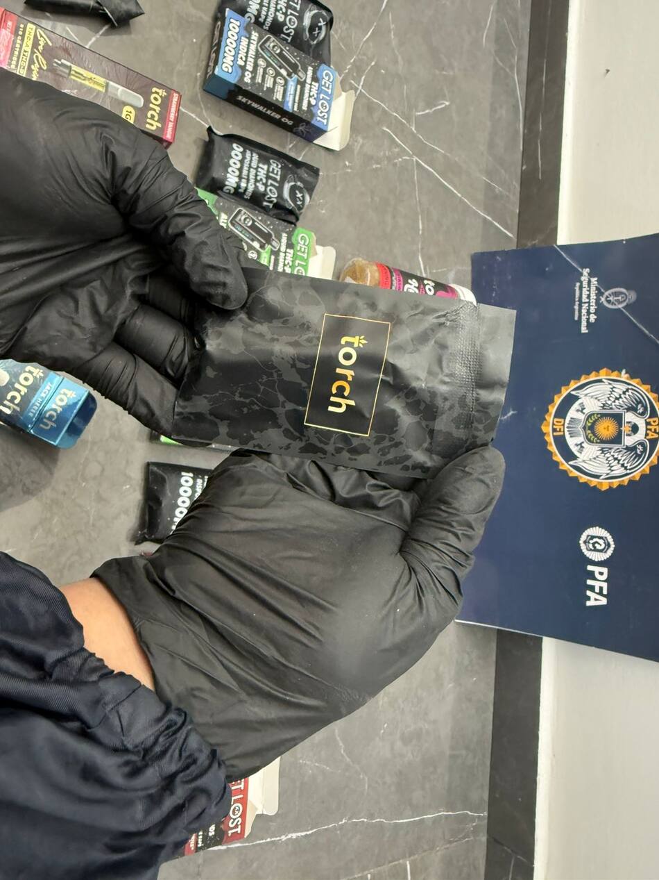 Operativo contra la venta ilegal de productos de vapeo con THC y nicotina.