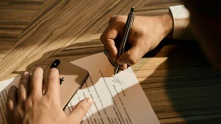 Firma; grafología. Foto: Unsplash.