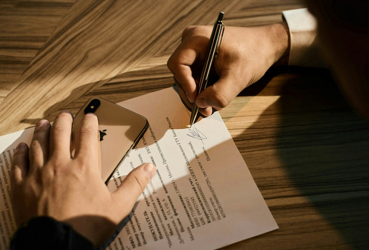 Firma; grafología. Foto: Unsplash.