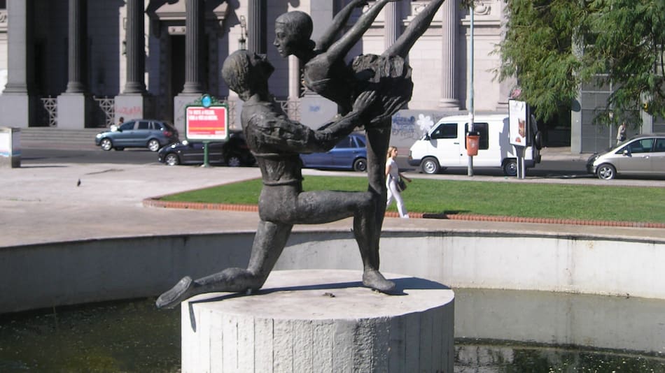 Monumento en homenaje a los bailarines frente al Teatro Colón