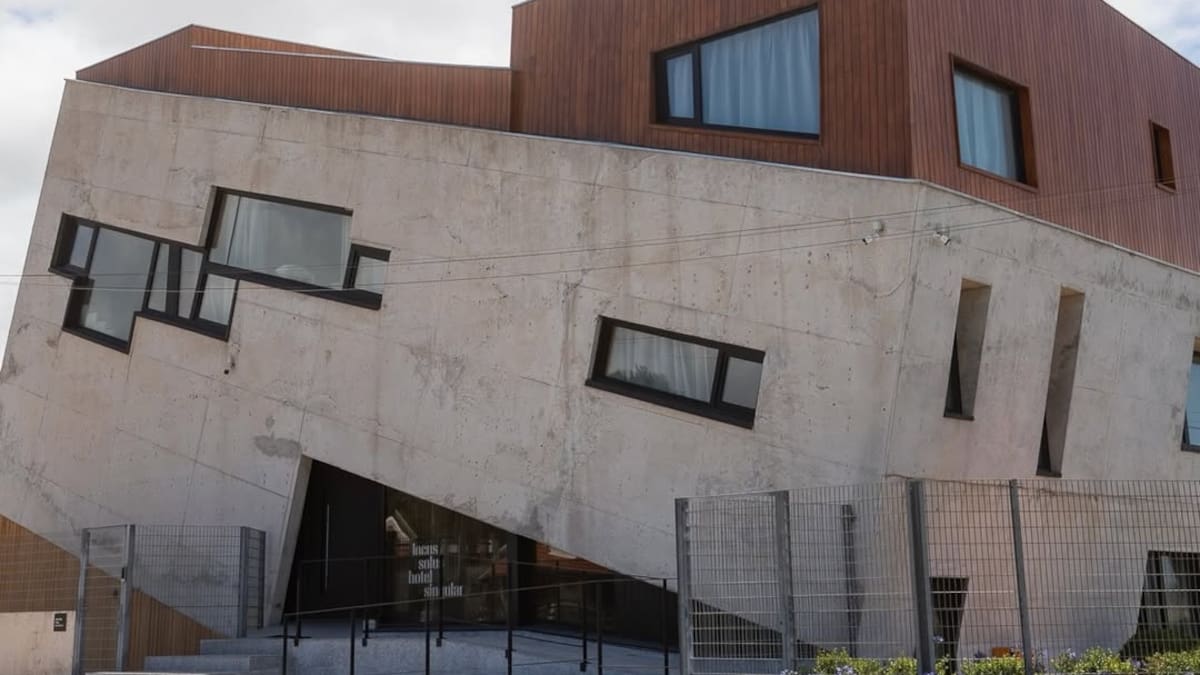 El enigmático hotel de Mar del Plata que “se lo traga la tierra”.