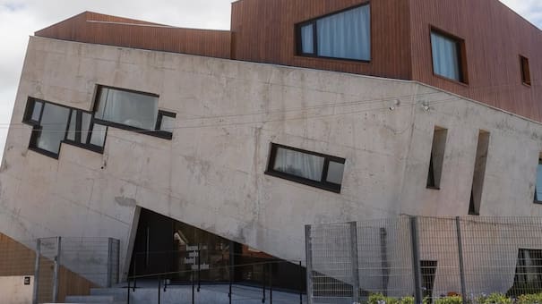 El enigmático hotel de Mar del Plata al que “se lo traga la tierra”: una arquitectura única que atrapa visualmente