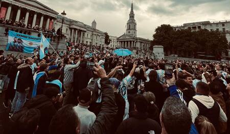 Banderazo argentino en Piccadilly Circus, pleno centro de Londres