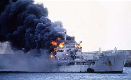 El buque auxiliar Sir Galahad en llamas