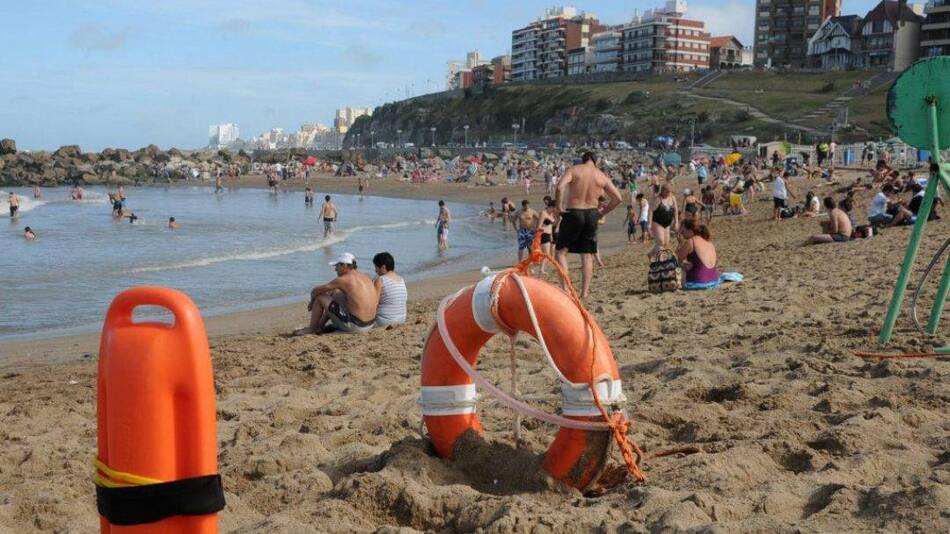 Guardavidas en la playa de Mar del Plata