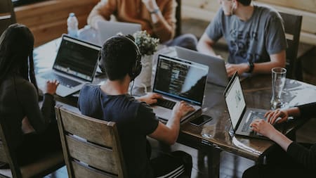 Empresas de EE.UU. buscan empleados que sepan hablar español. Foto Unsplash