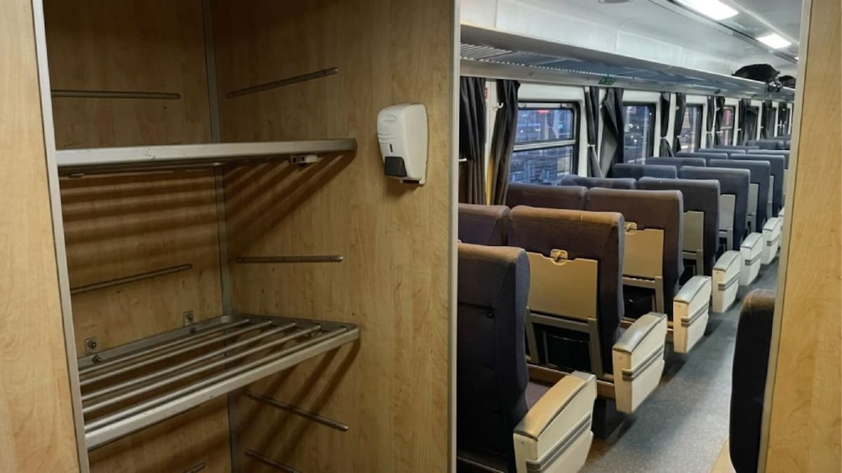 Cuenta con asiento reservado, baño, comedor y menos paradas
