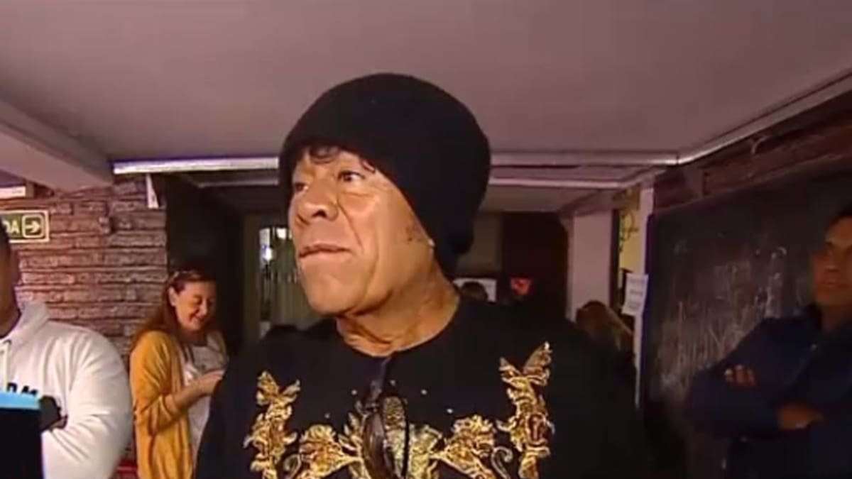 Elecciones en Córdoba: "La Mona" Jiménez votó con "look camuflado"