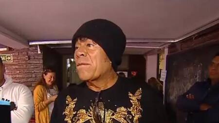 Elecciones en Córdoba: "La Mona" Jiménez votó con "look camuflado"