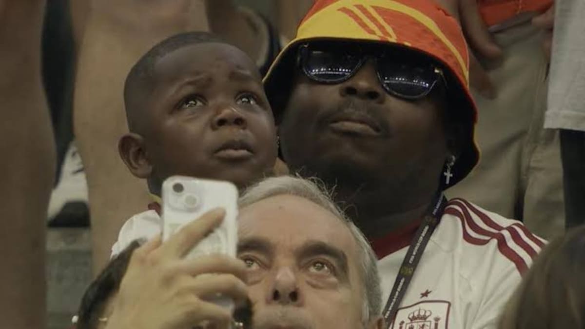 Keyne, hermano menor de Lamine Yamal, celebrando en la tribuna durante un partido de España en el Mundial 2026
