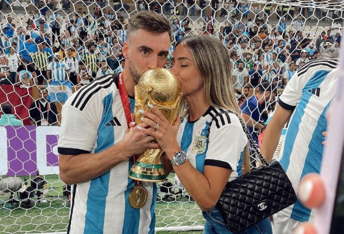 Nicolás Tagliafico y Carolina Calvagni con la Copa del Mundo. Foto: Instagram @carocalvagni.