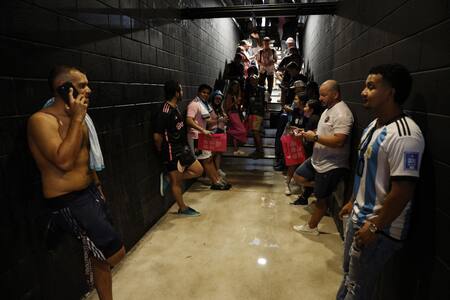 Los hinchas se protegieron de la tormenta en el interior de las tribunas del estadio. Foto: Reuters.
