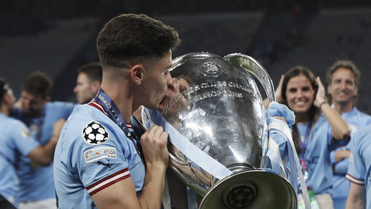 Julián Álvarez besando la Orejona. Foto: Reuters.