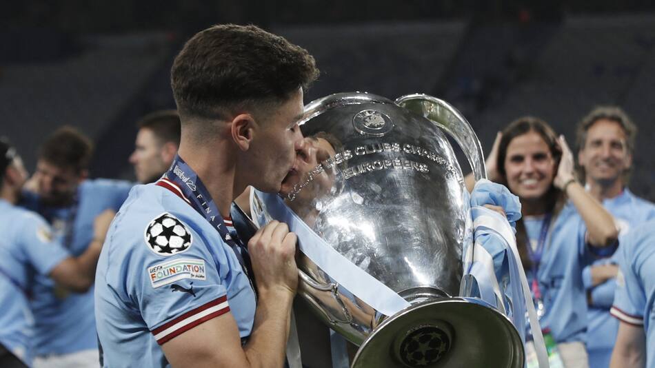 Julián Álvarez besando la Orejona. Foto: Reuters.