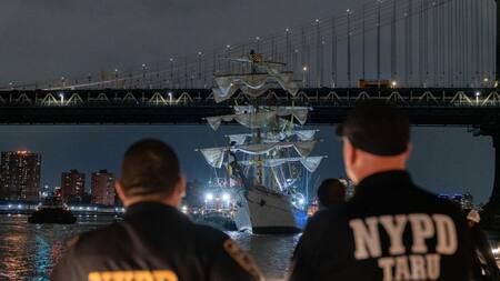 Un buque mexicano chocó contra el puente de Brooklyn en Nueva York. EFE