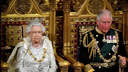 Reina Isabel II junto al rey Carlos III. Foto: Reuters