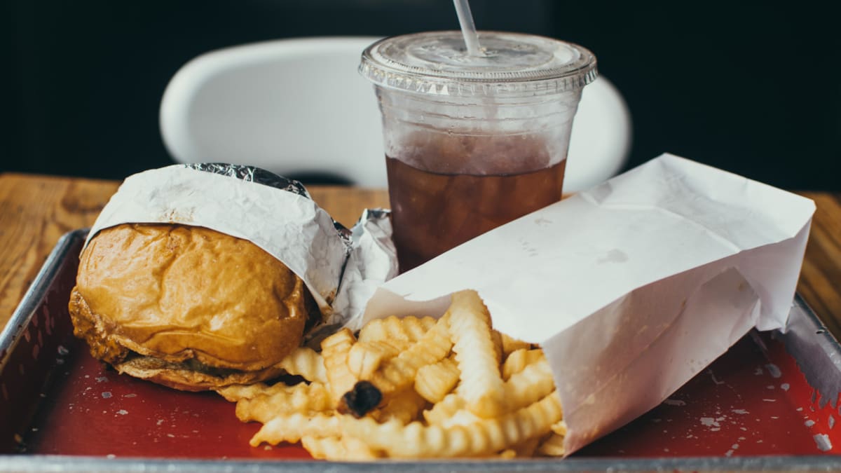 El consumo de alimentos procesados tiene efectos negativos para la salud. Foto: Unsplash.