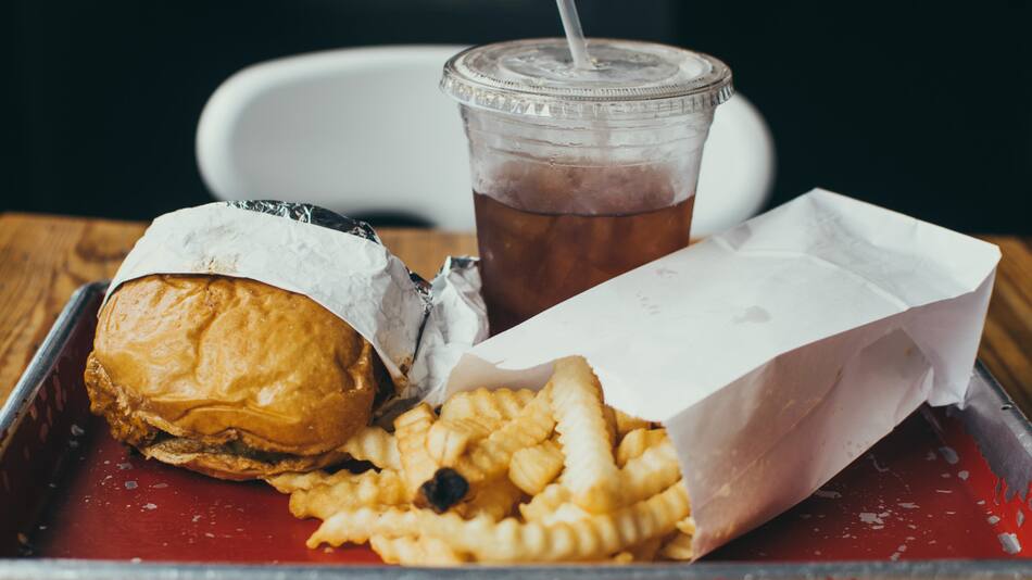 El consumo de alimentos procesados tiene efectos negativos para la salud. Foto: Unsplash.