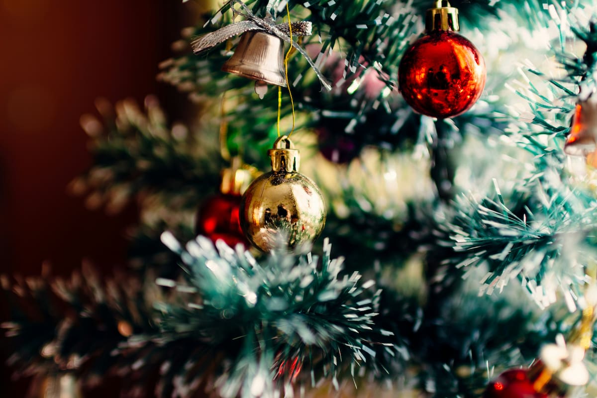 Bolas cuelgan en el árbol de Navidad.