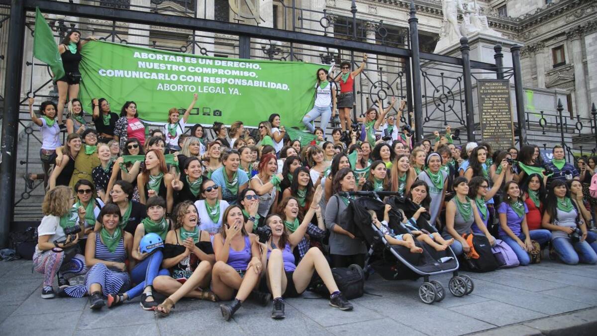 Marcha a favor del Aborto - debate sobre la despenalización en Diputados (NA)