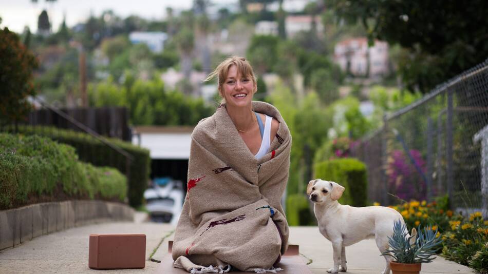 "Puppy yoga", prohibido en Italia. Foto: Unsplash.