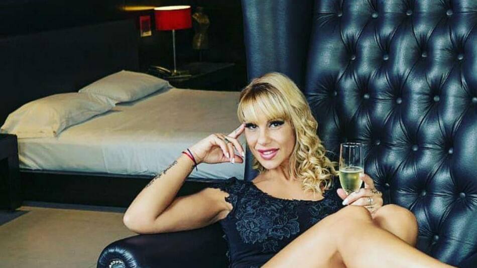 Mónica Farro prendió fuego Instagram con saludo hot desde su cama