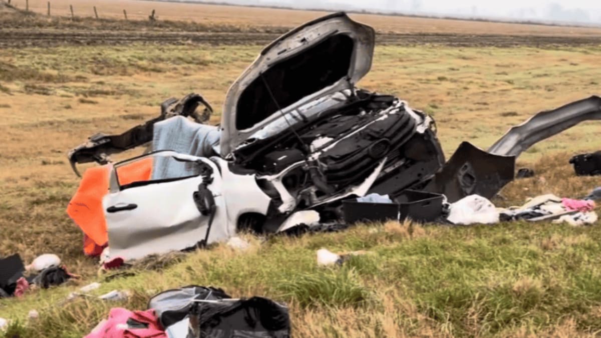 Tres personas murieron en un trágico accidente en Córdoba: una camioneta que quedó partida al medio