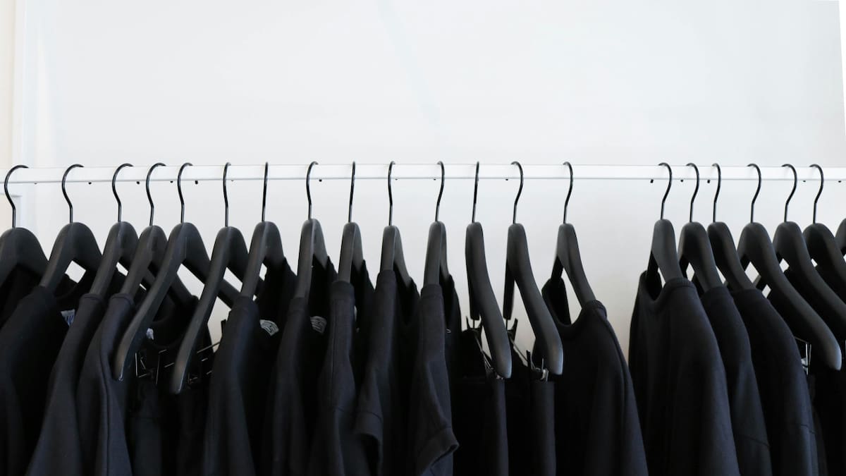 Total black: cuatro looks oscuros de invierno que para brillar en la temporada de invierno 2025
