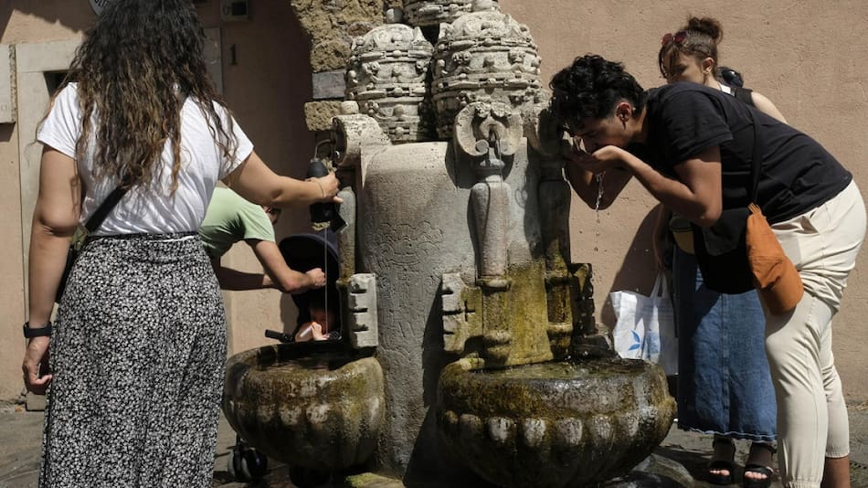 Varias personas se refrescan en una fuente en Roma, Italia. Foto: EFE.