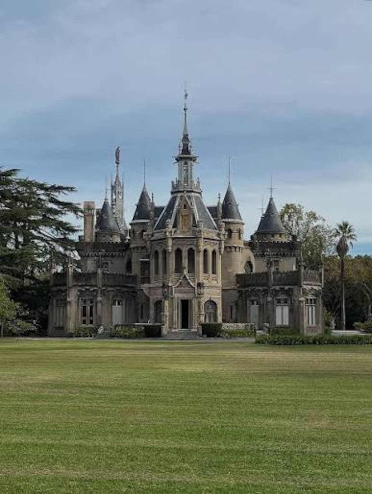 El arquitecto belga Ernesto Moreau (conocido por su trabajo en la Basílica de Luján), diseñó en 1897 este imponente castillo neogótico por encargo del inmigrante alemán Enrique Beschtedt