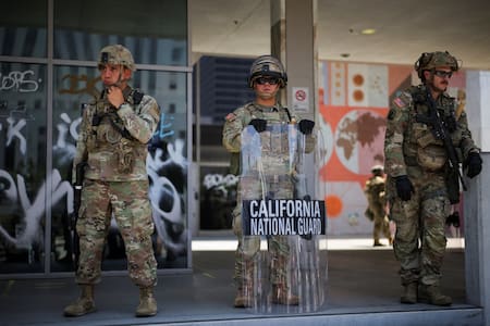 Las tropas desplegadas en Los Ángeles tras las protestas migratorias. Foto: Reuters (Daniel Cole)