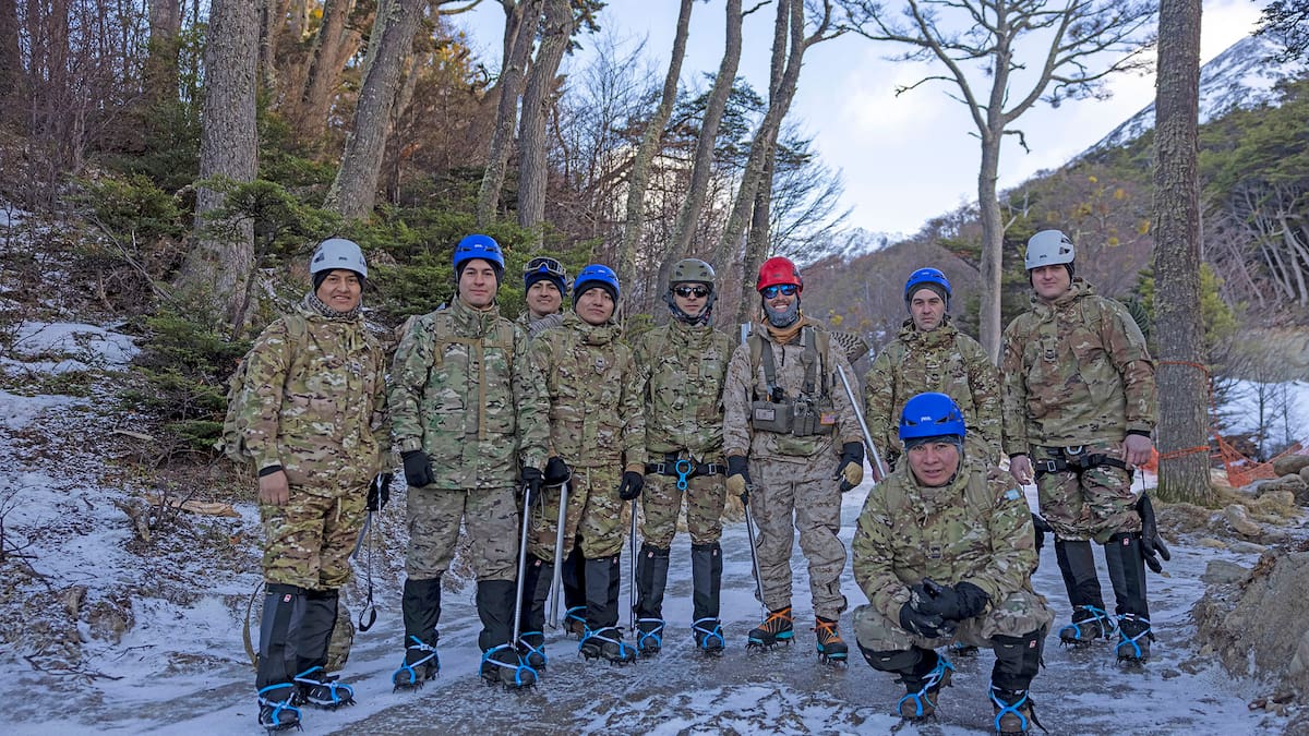 Militares estadounidenses haciendo ejercicios con infantes argentinos en Ushuaia.
