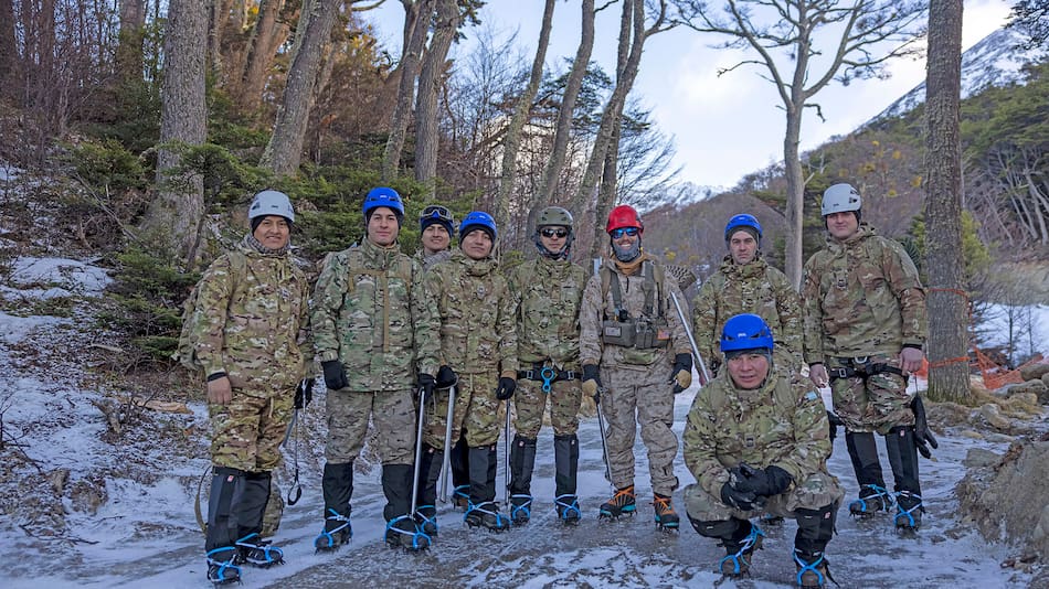 Militares estadounidenses haciendo ejercicios con infantes argentinos en Ushuaia.