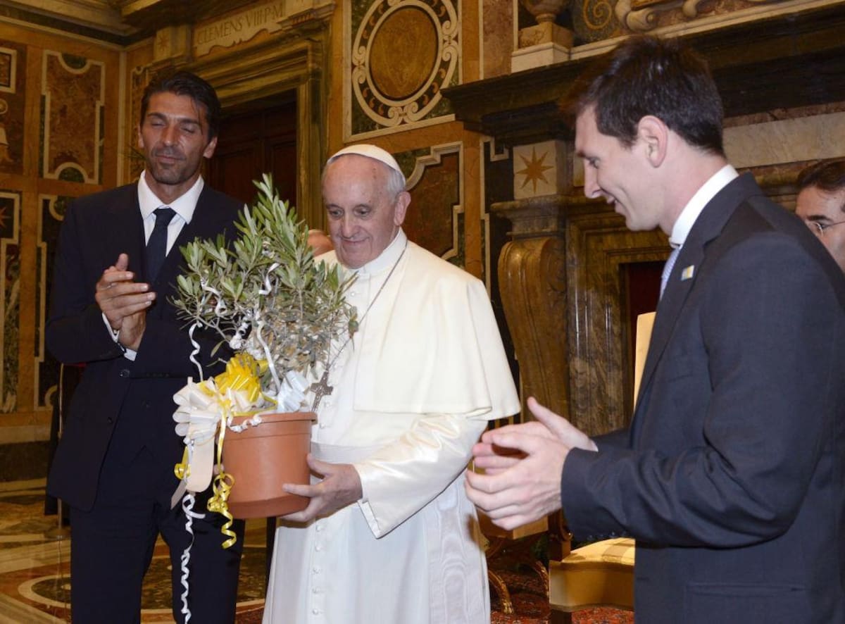 Lionel Messi le entrega un árbol de olivo al papa Francisco durante el encuentro de la Selección argentina en el Vaticano en 2013.