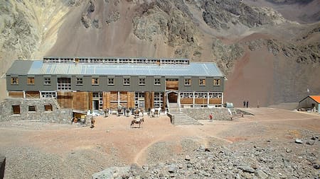 El hotel abandonado en el corazón de la Cordillera de los Andes que supo ser el más alto del mundo