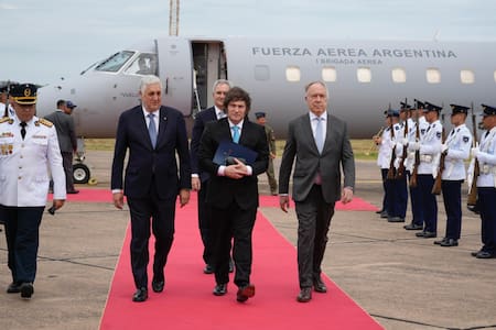 Javier Milei llegando a Paraguay para la firma del acuerdo comercial entre el Mercosur y la Unión Europea.
