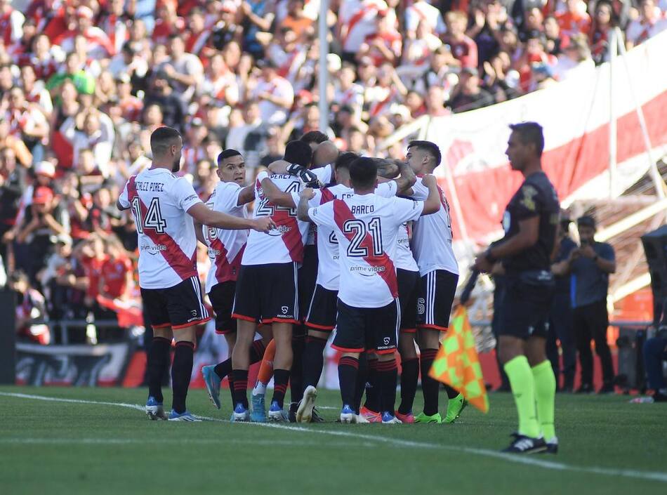 El abrazo de los futbolistas de River a Marcelo Gallardo. Foto: Télam.
