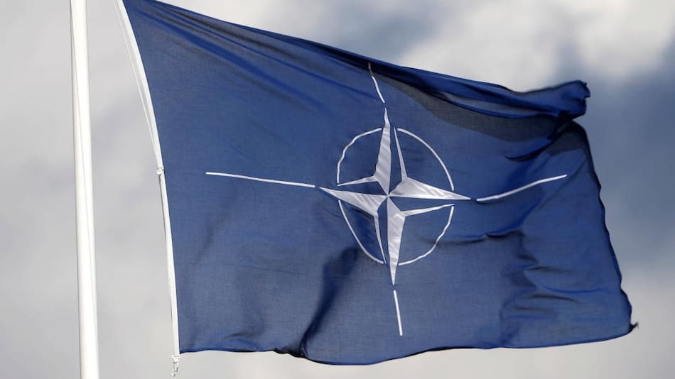 Bandera con el símbolo de la OTAN. Foto: Reuters.